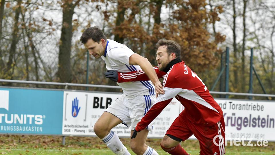 Ralph Egeter (links) war zuletzt Spielertrainer beim TuS Schnaittenbach. Der Ex-Regionalligaspieler übernimmt künftig beim TV Nabburg. Archivbild: Hubert Ziegler