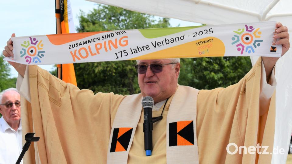 Kolping-Diözesanpräses Karl-Dieter Schmidt erklärt die Farben des Kolping-Werkes Deutschland. Bild: rgr
