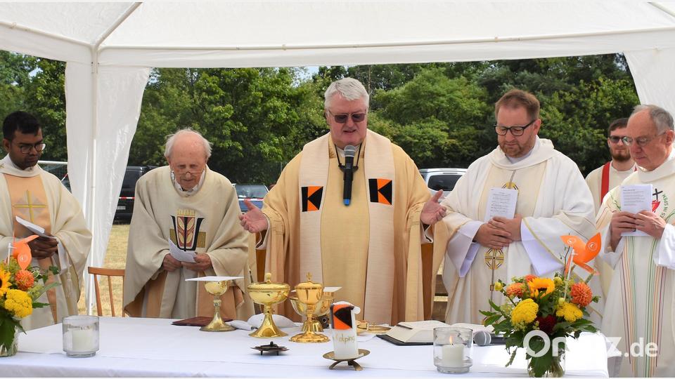 Den Festgottesdienst zum 125-jährigen Jubiläum feierten Kaplan Raveendra Reddy Ponnapati (von links), Pfarrer Hans Bayer, Kolping-Diözesanpräses Karl-Dieter Schmidt, Ortspräses Daniel Fenk und Ruhestandspfarrer Ludwig Gradl. Bild: rgr