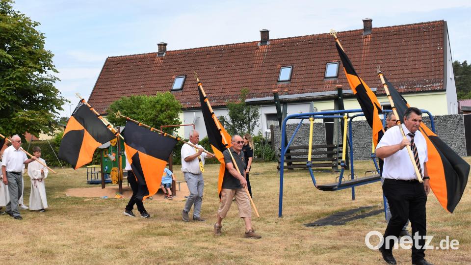 Die Kolpingsfamilien aus Eschenbach, Mantel, Neustadt, Schirmitz und Weiden mit Bezirksvorsitzenden Roland Hoffmann feiern das Jubiläum in Grafenwöhr auf dem Spielplatz am Geismannskeller mit. Bild: rgr