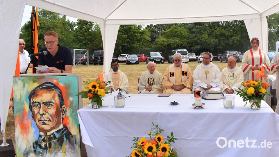 Den Festgottesdienst zum 125-jährigen Jubiläum feierten Kaplan Raveendra Reddy Ponnapati (von links), Pfarrer Hans Bayer, Kolping-Diözesanpräses Karl-Dieter Schmidt, Ortspräses Daniel Fenk und Ruhestandspfarrer Ludwig Gradl. Links im Bild steht Kolping-Vorsitzender Andreas Greiner. Bild: rgr