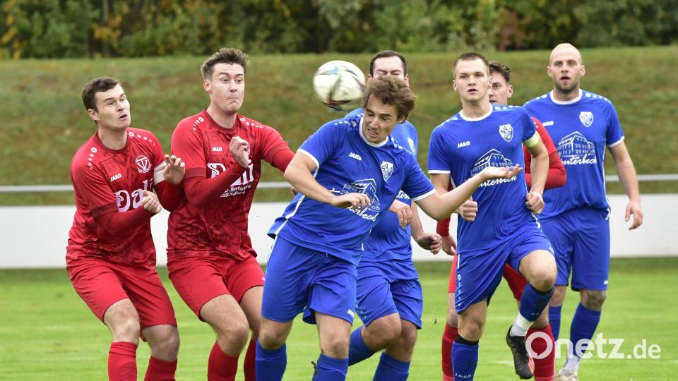 TV Nabburg (rote Trikots) gegen den SV Diendorf: Das Derby gibt es auch in der kommenden Saison in der Fußball-Kreisliga West. Bild: mhs