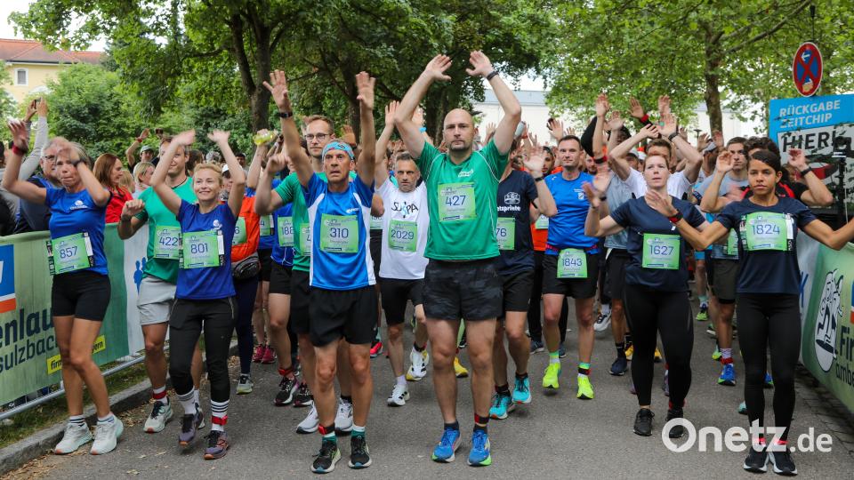 Aufwärmübungen vor dem Start gehören beim Firmenlauf Amberg-Sulzbach mit dazu. Bild: Wolfgang Steinbacher