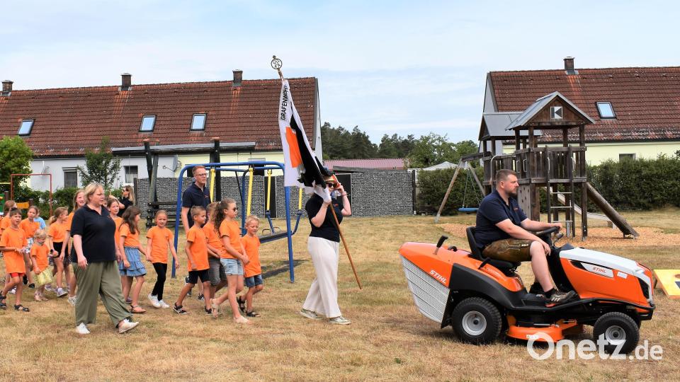 Der neue Rasenmäher-Traktor wird gesegnet. Bild: rgr