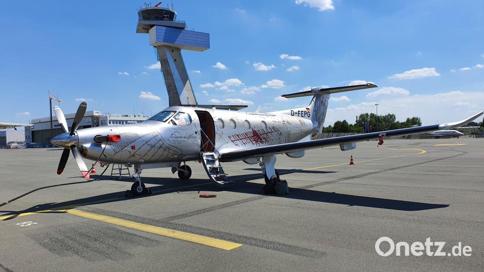 Ein Propellerflugzeug vom Typ Pilatus PC-12 steht auf dem Vorfeld des Nürnberger Flughafens. Maschinen dieses Typs haben in den vergangenen Jahren immer wieder spezielle Einsätze über den Landkreisen Neustadt/WN und Tirschenreuth absolviert. Archivbild: Frank Reinke
