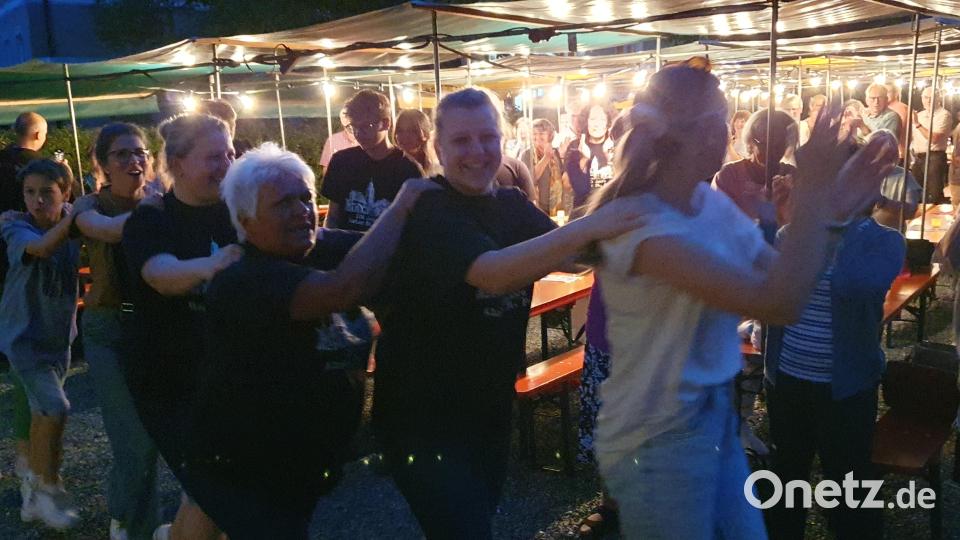 Eine Polonaise durch den Klostergarten war der Höhepunkt bei Brigitte Traegers stimmungsvollen Auftritt beim Festabend. Bild: mas