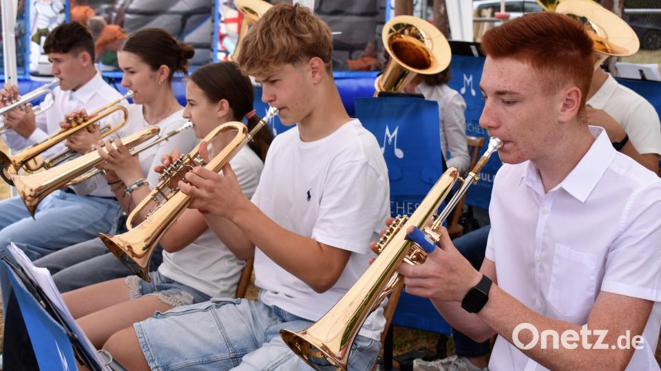 Die Bläser der Musikschule VierStädtedreieck unterhalten die Gäste. Bild: rgr