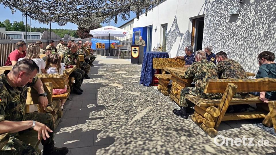 Mit einer offiziellen Einweihungsfeier haben die Kreisgruppe Oberpfalz Nord im Verband der Reservisten der Deutschen Bundeswehr e. V. (VdRBw) und die 5. Batterie des Panzerartilleriebataillons 131 ihre neuen Geschäftsräume in der Major-Radloff-Kaserne in Weiden bezogen. Bild: Hartmut Schütze