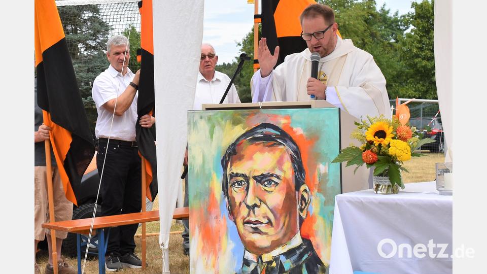 Ortspräses Pfarrer Daniel Fenk segnet das neue Portrait-Bild von Adolph Kolping. Bild: rgr