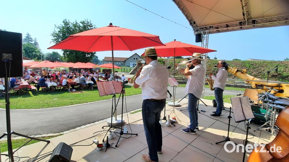 Die „Gonzos Dixie Combo“ hat sich dem traditionellen Jazz verschrieben und begeistert die Zuhörer mit eigenen Arrangements. Die Band spielt am Sonntagvormittag zum Dixie-Frühschoppen. Bild: Brigitte Grüner