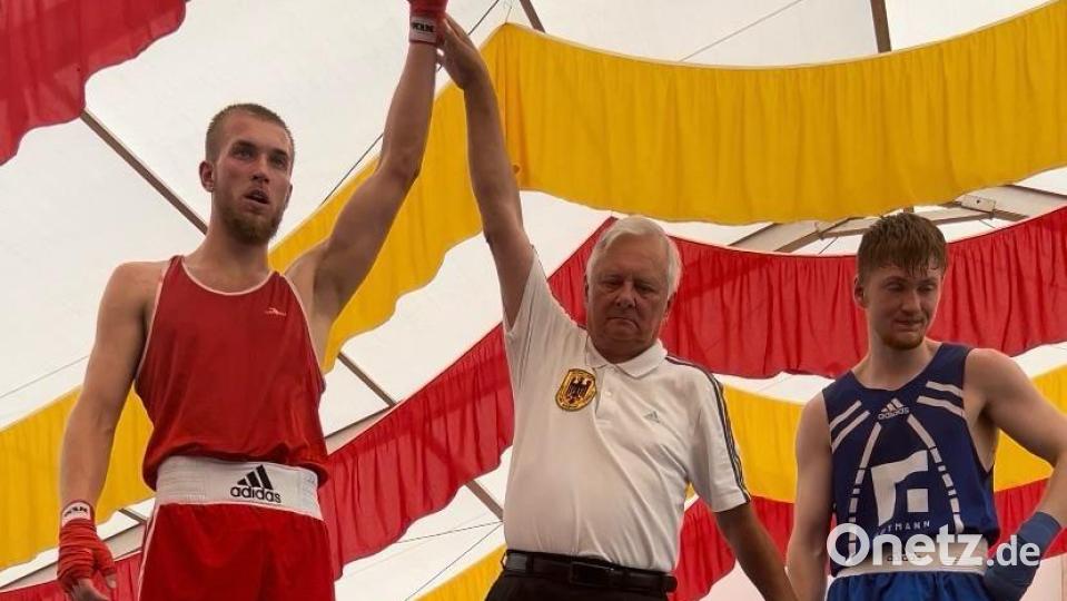 Kampfrichter Werner Köstler (Mitte) verkündet den Sieger des Boxkampfes auf der Amberger Dult. Archivbild: Leni Kowalczyk