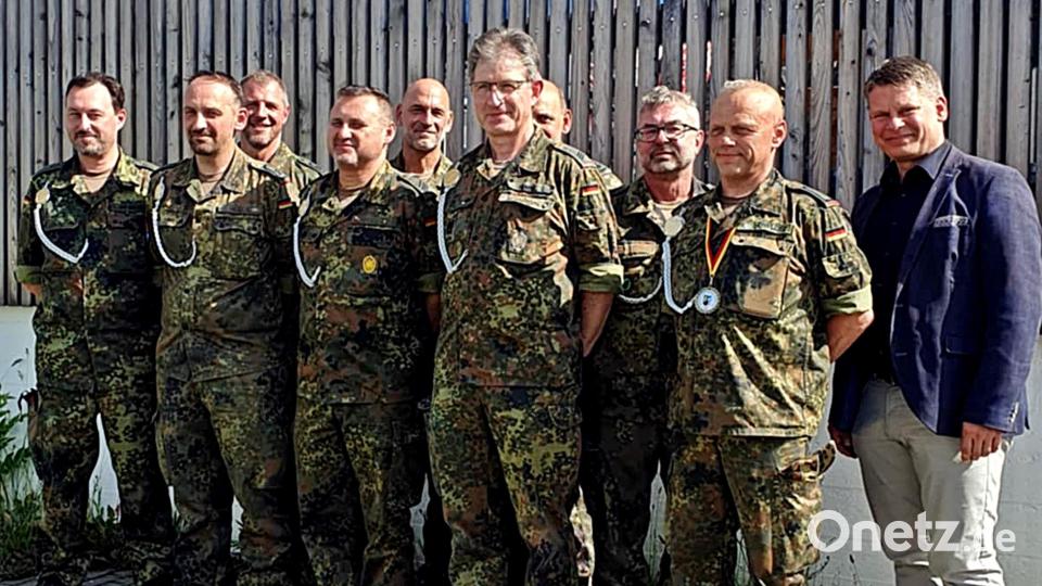 Im Anschluss an die Einweihung ehrten die Veranstalter die Sieger der diesjährigen Kreismeisterschaft im Schießen mit Handwaffen der Bundeswehr. CSU-Fraktionsvorsitzender Dr. Benjamin Zeitler (rechts) sprach ein Grußwort. Bild: Hartmut Schütze