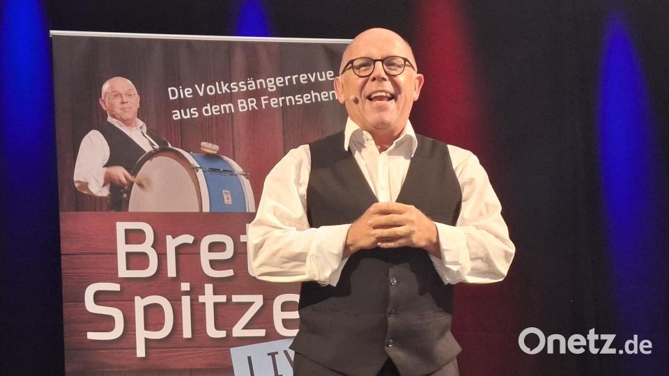 Jürgen Kirner moderiert den Auftritt der Brettl-Spitzen und spielt auch selber mit. Bild: jua
