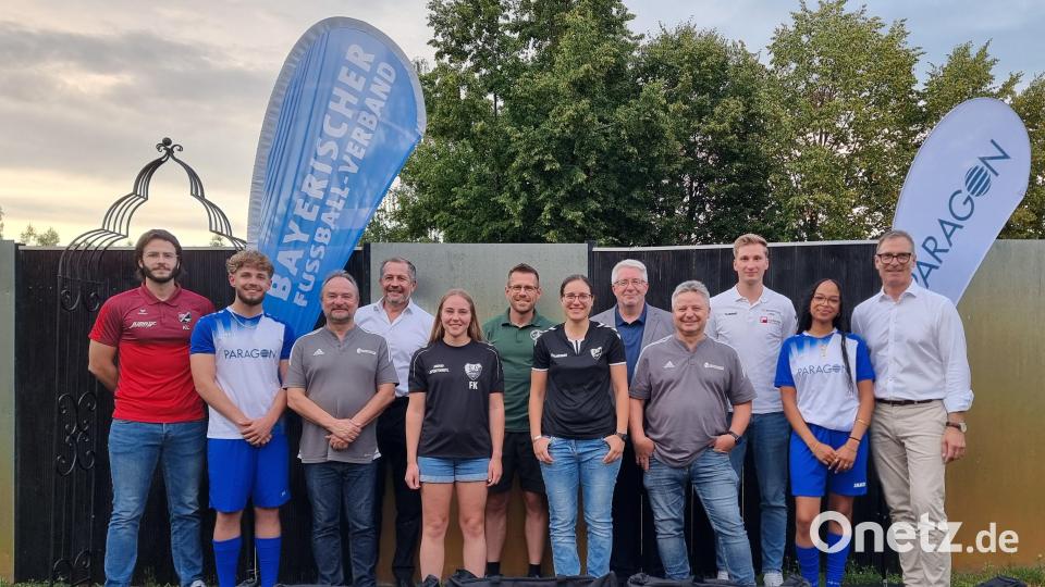 Der Bayerische Fußball-Verband ehrt die fairsten Mannschaften auf all seinen Spielklassen-Ebenen. Auf dem Bild Vertreter der geehrten Mannschaften aus dem Kreis Regensburg und Funktionäre des BFV. Bild: Christian Fuchs/BFV