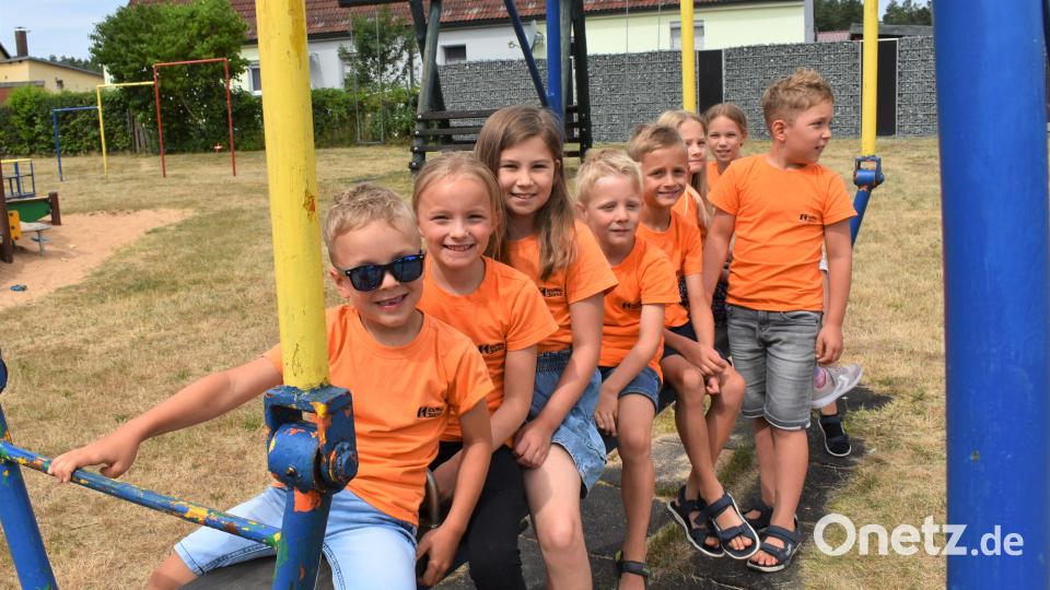 Die Buben und Mädchen freuen sich. Bild: rgr