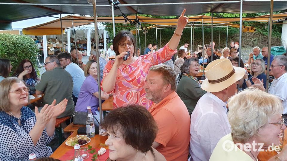 Brigitte Traeger hielt es nicht auf der Bühne. Beim Singen ihrer Schlager und Evergreens mischte sie sich auch unters Publikum. Bild: mas