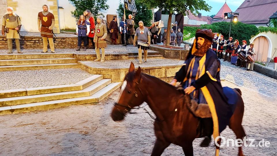 Pfalzgraf Johann (Michael Hellmuth) hoch zu Ross vor den Neunburger Rittern. Bild: lg