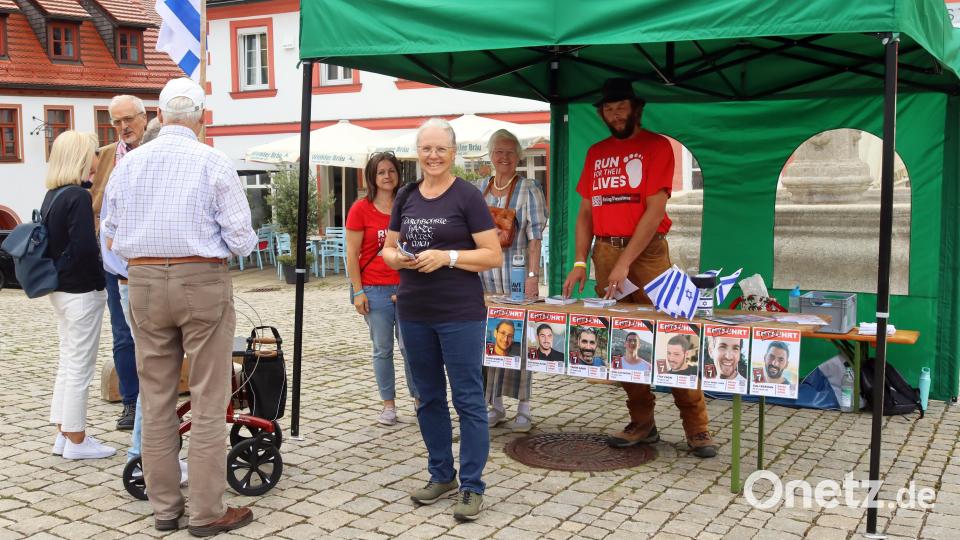 Mitglieder der die Missionsgemeinschaft Offene Tür kümmerten sich um eine Stille Mahnwache vor dem Löwenbrunnen und führten viele Gespräche mit Passanten. Bild: mfh