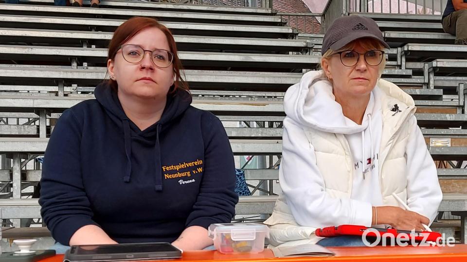 Regisseurin Karin Michl (rechts) und Co-Regisseurin Verena Hergl verfolgen hochkonzentriert die Generalprobe. Bild: lg