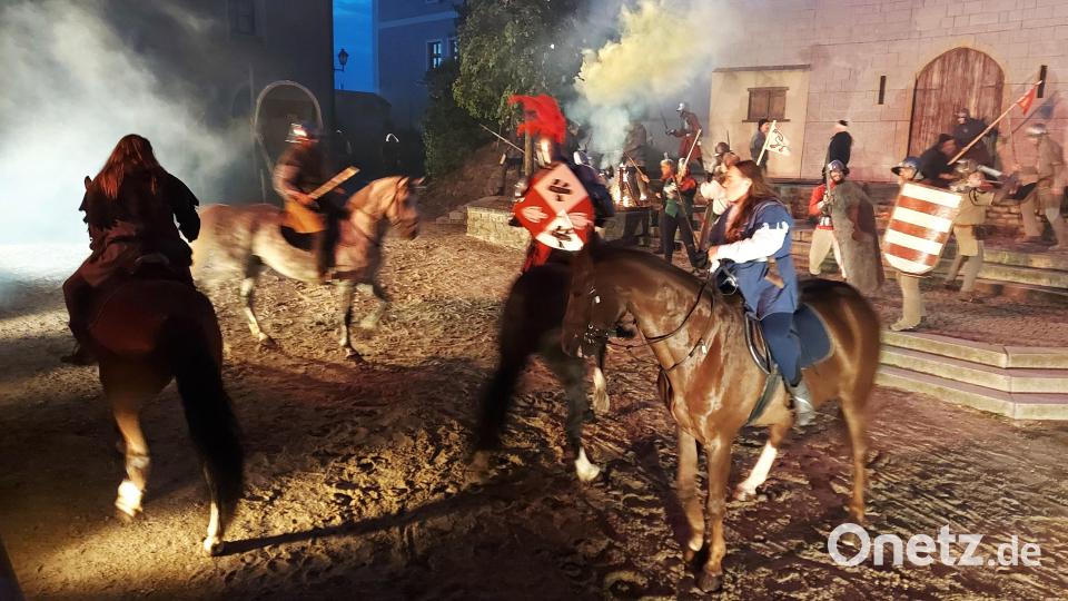Feuer, Rauch und Schlachtengetöse bringen aktionsreich das Geschehen von 1433 auf die Bühne. Bild: lg