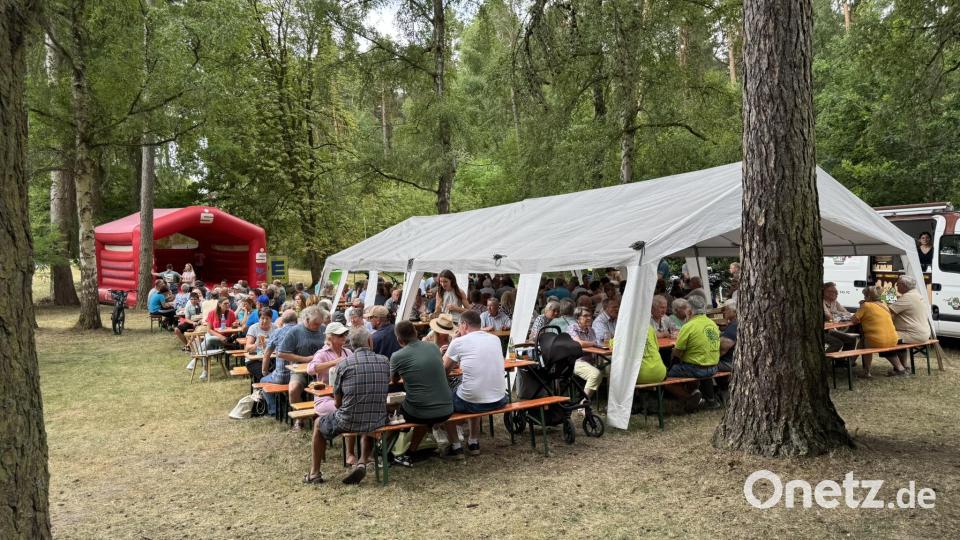 Zahlreiche Besucher treffen sich auf dem Waldfest des OWV Kohlberg. Bild: Andrea Gagulic