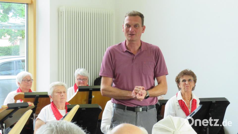 Bürgermeister Ernst Schicketanz begrüßte die 19 Musikerinnen und etwa 70 Gäste zur 2. Serenade. Bild: adj