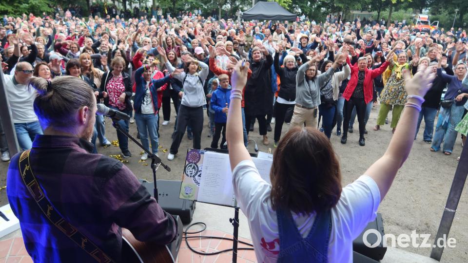 Noch ist es trocken: Franzi, Jens und ihre Fans sorgen für Riesenstimmung im Max-Reger-Park. Bild: Kunz