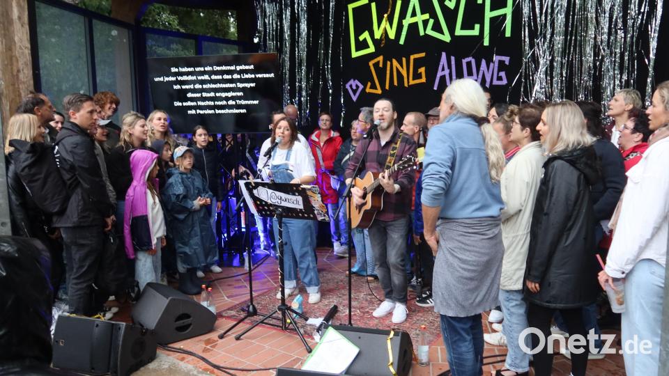 Der Schein trügt: Während vor der Bühne die Welt unterzugehen droht, feiern die Serenadenbesucher dichtgedrängt aber trocken mit dem &quot;Gwasch&quot;-Duo im regensicheren Pavillon. Bild: Kunz