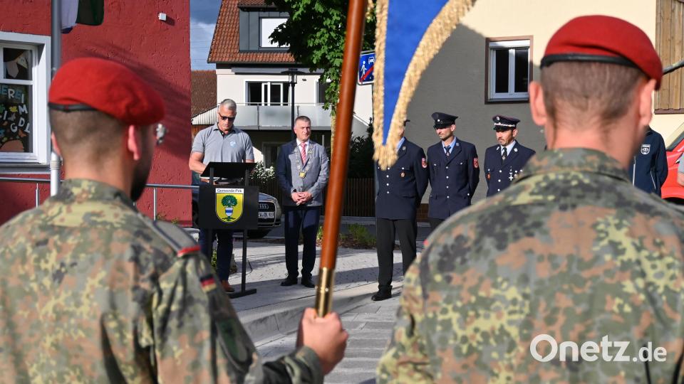 Die Soldaten- und Reservistenkameradschaft Pirk mit Vorsitzendem Mario Hönig (am Rednerpult) hatten sich um einen Patenschaftsstein gekümmert und zusammen mit Bürgermeister Dietmar Schaller (Zweiter von links) feierlich enthüllt. Bild: kki
