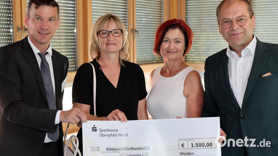Die Sparkasse Oberpfalz Nord, vertreten durch Vorstandsvorsitzenden Hans-Jörg Schön (rechs) und Kommunalkundenbetreuerin Sandra Koos (Zweiter von rechts) hatten als Geburtstagsgeschenk einen Spendenscheck über 1500 Euro im Gepäck. Bild: Stephan Landgraf