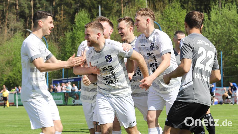 Die Spieler des SV Etzenricht bejubelten hier den Führungstreffer im Pokalfinale. In der ersten Hauptrunde treffen sie nun auf einen Konkurrenten aus der Landesliga Mitte. Archivbild: war
