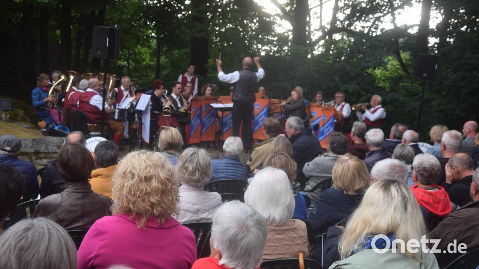 Die Neuhauser Boum und die Stadtkapelle spielten die Bayernhymne und alles Besucher sowie die vier Chöre sangen mit. Bild: fz
