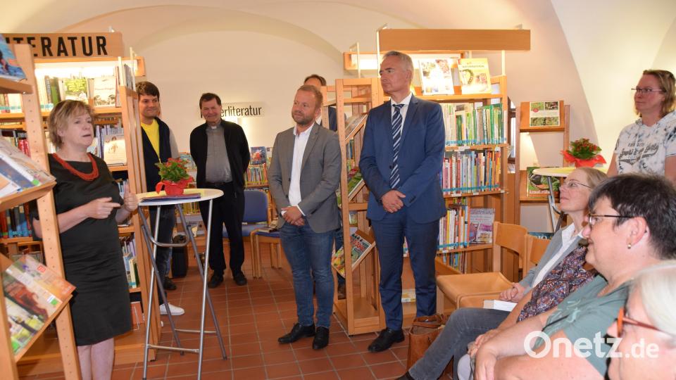 Diözesanbibliothekarin Martha Gottschalk übergab bei ihrer Festrede ein Schatzkästchen Bild: hdk