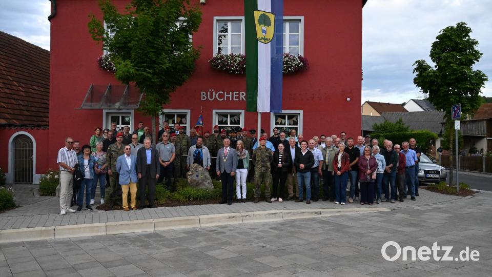 Stellvertretender Bataillonskommandeur Daniel Granich (Vierter von links) und Major Lars Pawlik (vorne Mitte) zeigten sich sehr beeindruckt, wie viele Pirker der Einladung zur Einweihung gefolgt waren. Bild: kki