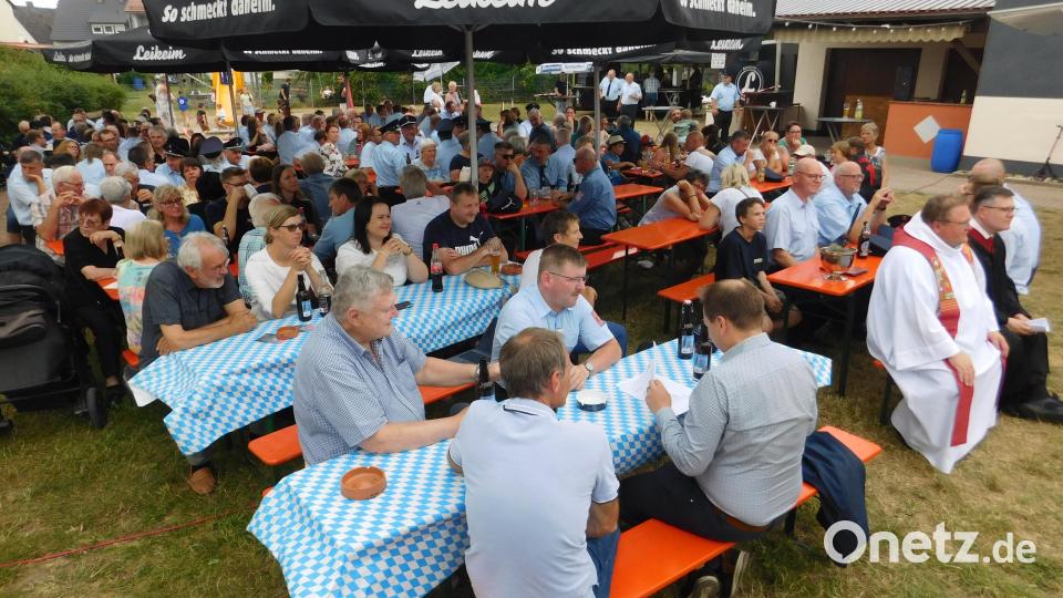 Abordnungen aller elf Ortswehren waren nach Kirchenlaibach gekommen, um das neue Mehrzweckfahrzeug offiziell seiner Bestimmung zu übergeben. Bild: whü