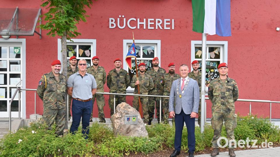 Die Patenschaft zwischen der Gemeinde Pirk und der 4. Batterie des Panzerattileriebataillons 375 hat am Dorfplatz mit einem Gedenkstein ein sichtbares Zeichen bekommen. Bild: kki