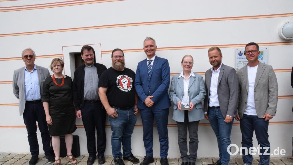 Die Ehrengäste beim Festakt der Bücherei. Von links: Franz Mädler, Martha Gottschalk, Hans Zeltsperger, Bernd Deyerl, Dr. Harald Schwartz, Maria Klobes-Martin, Bernd Heinisch und Jörk Kaduk Bild: hdk