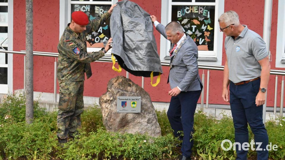 Vor dem Rathaus hat der Patenschaftsstein, den Batteriechef Major Lars Pawlik und Bürgermeister Dietmar Schaller mit dem Vorsitzenden der Soldaten- und Reservistenkameradschaft Mario Hönig in einer kleinen Feierstunde enthüllt haben, seinen Platz gefunden. Bild: kki