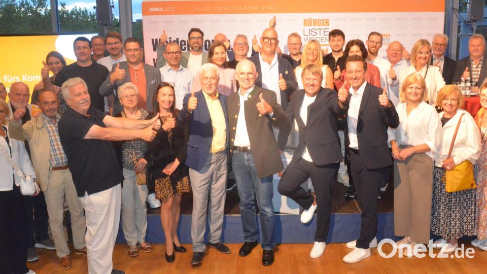 Die Bürgerliste kürte Jürgen Meyer (vorne, Vierter von rechts) einstimmig zum Oberbürgermeisterkandidat. Bild: Kunz