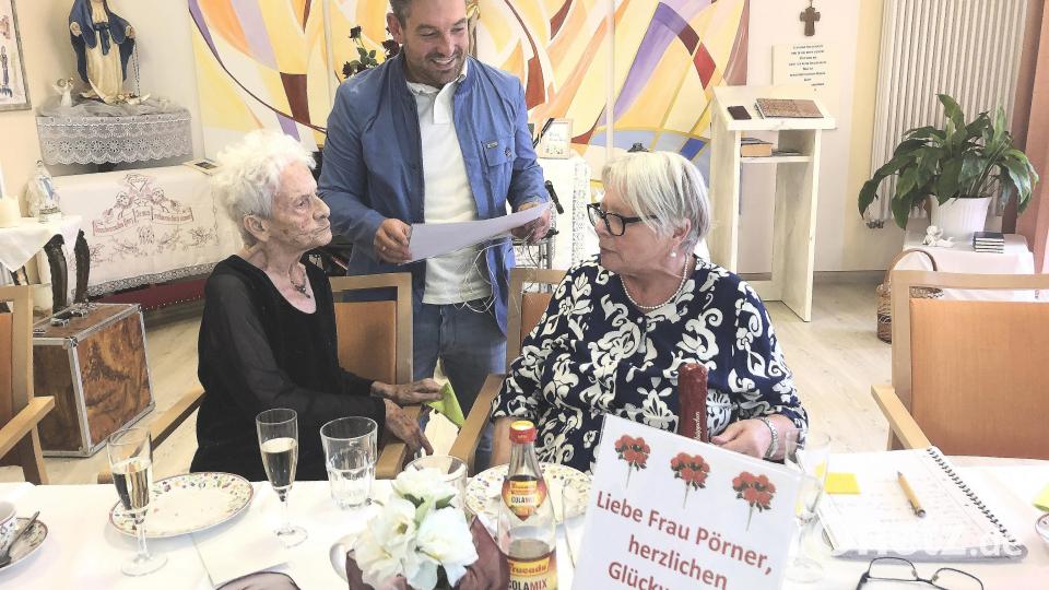 Zum 90. Geburtstag von Elfriede Pörner, die seit April im Wohn- und Pflegeheim &quot;Haus Steinwaldblick&quot; in Wiesau lebt, gratulierten Zweiter Bürgermeister Michael Dutz und die Tochter der Jubilarin, Ingrid Alaedu. Bild: wro