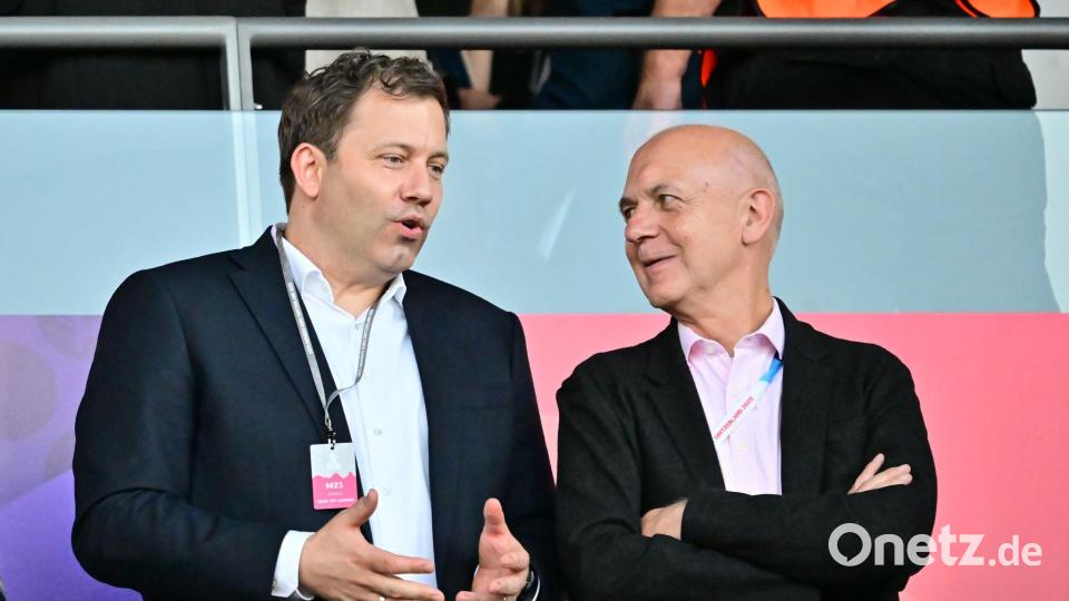 Tribünengäste im Letzigrund: Vizekanzler Lars Klingbeil (SPD) und DFB-Präsident Bernd Neuendorf. Bild: Sebastian Christoph Gollnow/dpa