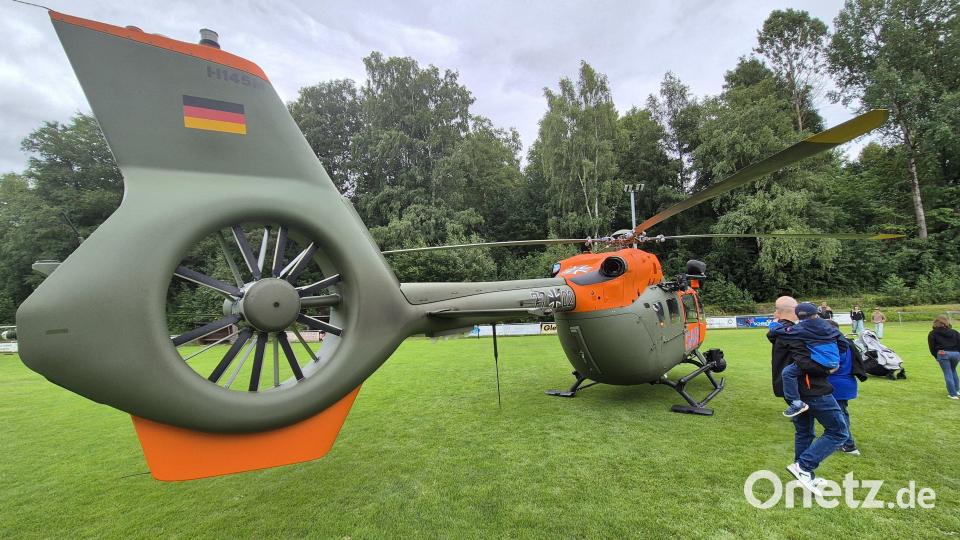 Die Flugmaschinen der US-Streitkräfte kamen nicht, aber der Sanitätshubschrauber der Bundeswehr am Fußballfeld machte trotzdem Eindruck. Bild: Torsten Ernstberger