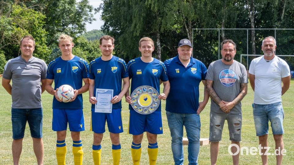 Ein Vertreter des BFV gratulierte bei den Festlichkeiten noch zur Meisterschaft in der A-Klasse West (Amberg/Weiden), zusätzlich gab es eine Meisterschale für die Mannschaft aus den eigenen Reihen. (v.l.n.r: Christoph Herrmann, Gruppenspielleiter Herren; Elias Meyer; Patrick Protschky (beide Spieler); Matthias Mehlhase (Spieler und Spartenleiter Fußball); Thomas Bayer (Trainer Erste); Markus Stöckl (1. Vorstand); Thomas Heining (2. Vorstand)) Bild: Luca Melzner [lum] (lucimelzner@gmx.de)