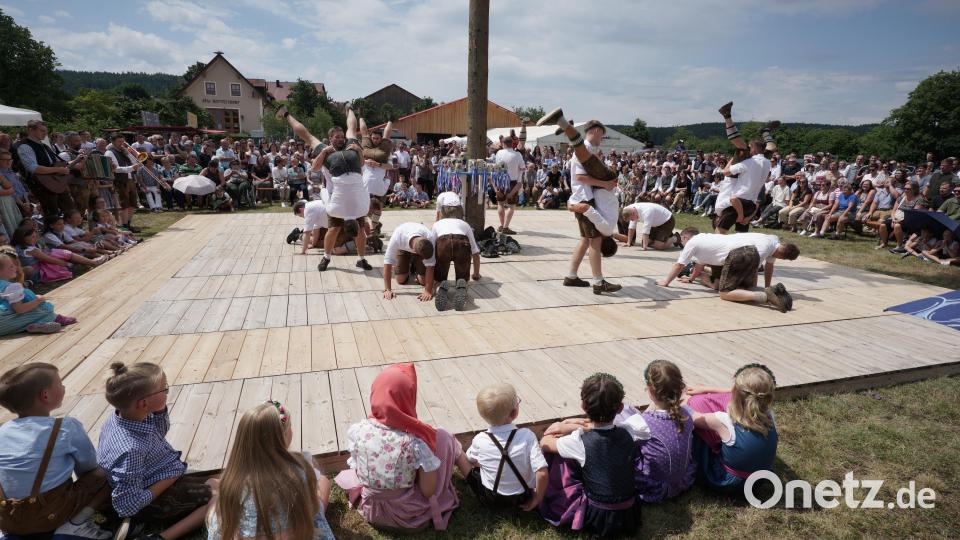 Vor den Augen des Nachwuchses forderten die Hebefiguren von den Kirwaburschen die letzten Kraftreserven. Bild: nib