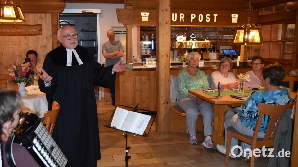 Pfarrer Matthias Ahnert spricht bei seiner Predigt in der Wirtstube im Gasthof zur Post zu den Gästen. Bild: hdk