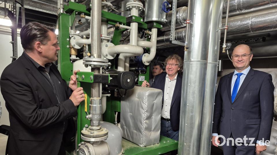 Von links: Landrat Thomas Ebeling, Geschäftsführer Günther Irlbacher und Bayerischer Finanz- und Heimatminister Albert Füracker in der Energiezentrale. Bild: eib
