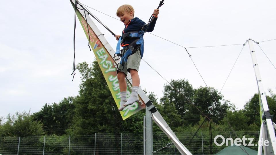 Das Vierer-Bungee-Trampolin war heuer die Attraktion beim Kinderfest der Stadt Neustadt. Bild: prh