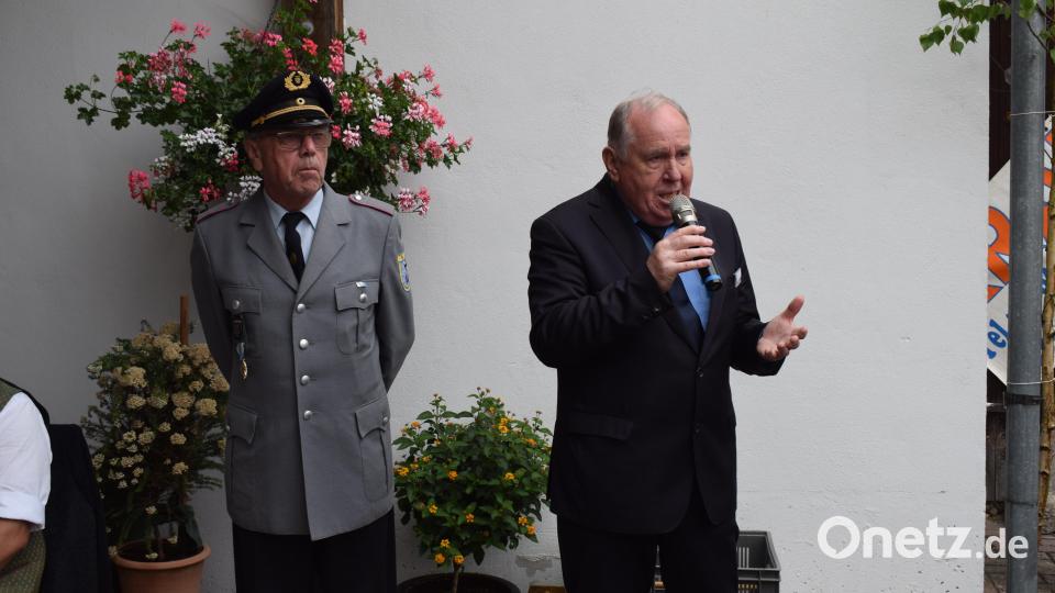 Der Stellvertretende BSB Präsident und Bezirksvorsitzende Horst Embacher (rechts) gratuliert Vorstand Willibald Eimer zum 150-jährigen Gründungsjubiläum der SKK Wernberg-Köblitz. Bild: bnr