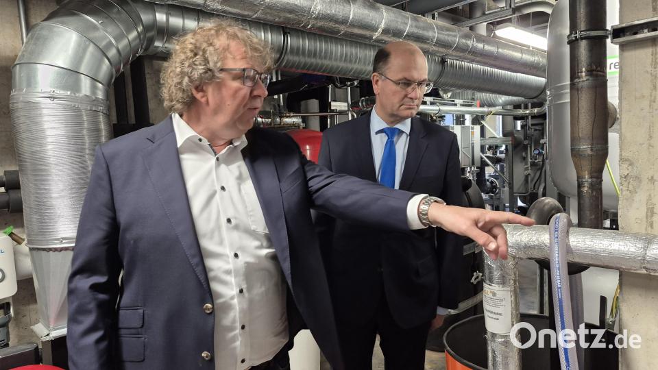 Von links: Geschäftsführer Günther Irlbacher zeigt Staatsminister Albert Füracker in der Energiezentrale die Komplexität der Anforderungen, die KI-gesteuert abgestimmt funktionieren. Bild: eib