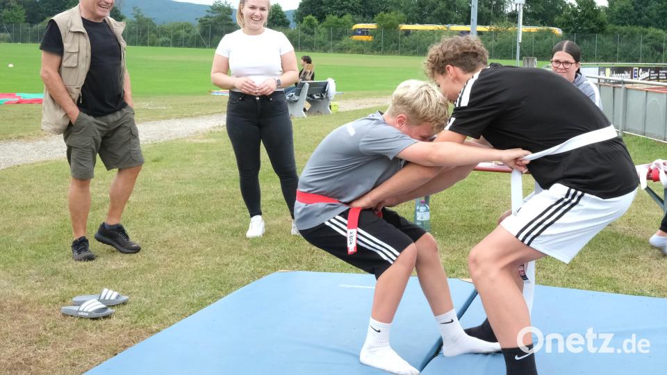 Beim Kräftemessen an der Judo-Station ging es darum, den Kontrahenten von der Weichbodenmatte zu ziehen. Bild: Hirsch